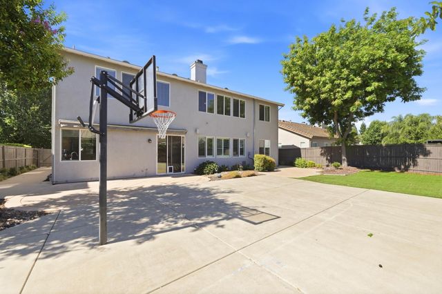9728 Country Falls Ln, Elk Grove, CA 95757