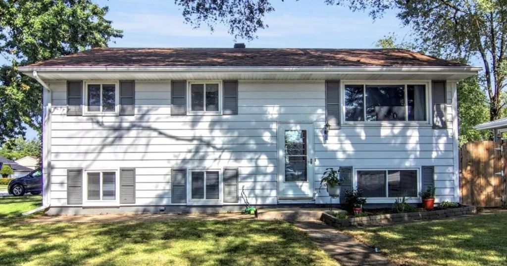 7829 Whitcomb Street, Merrillville, IN 46410