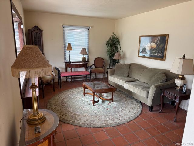 31 Prince Street, New Hyde Park, NY 11040