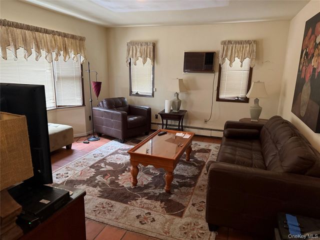 31 Prince Street, New Hyde Park, NY 11040