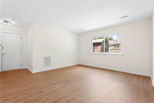 38 Rendon DR, Hampton, VA 23666
