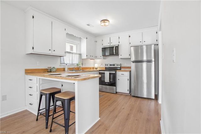 38 Rendon DR, Hampton, VA 23666