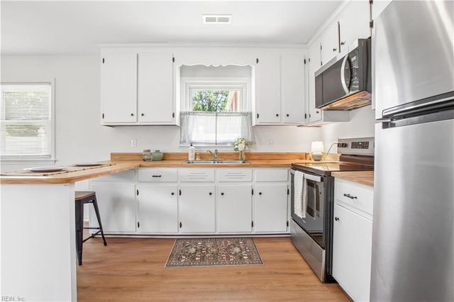 38 Rendon DR, Hampton, VA 23666