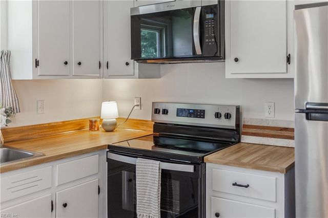 38 Rendon DR, Hampton, VA 23666