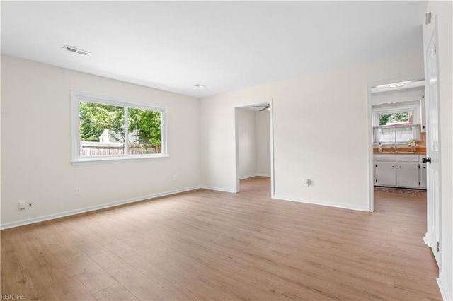 38 Rendon DR, Hampton, VA 23666