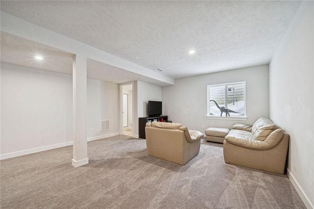 1065 Wedgewood Dr, Penn Twp, PA 15644