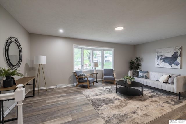 11413 S Circle, Omaha, NE 68137