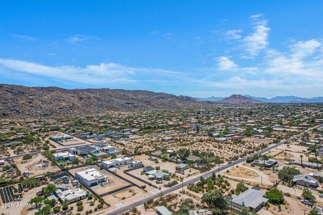 2241 E DESERT Lane, Phoenix, AZ 85042
