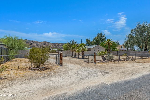 2241 E DESERT Lane, Phoenix, AZ 85042