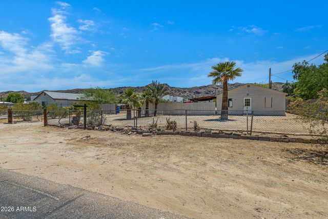 2241 E DESERT Lane, Phoenix, AZ 85042