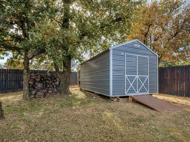 625 Canyon Creek Lane, Guthrie, OK 73044