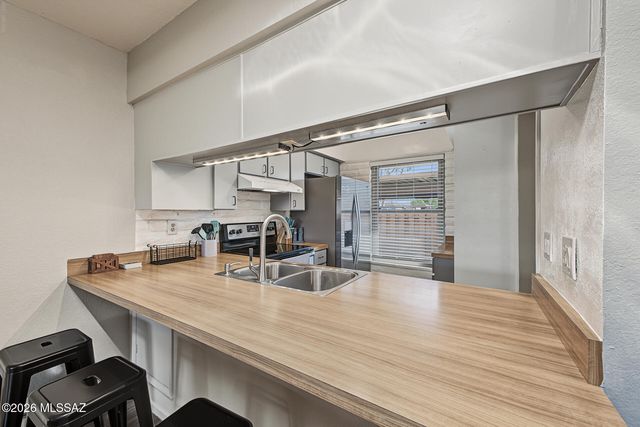 7812 E Kenyon Drive, Tucson, AZ 85710