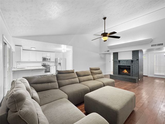 334 E Crossland Boulevard, Grand Prairie, TX 75052