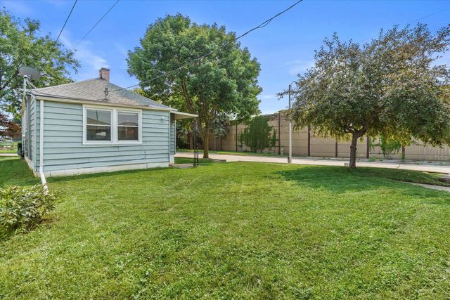 1818 E Fernwood AVENUE, Milwaukee, WI 53207