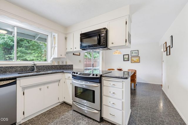 1964 Camellia Avenue, Medford, OR 97504