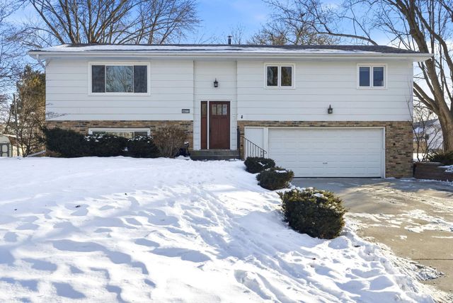 8671 Red Oak Drive, Eden Prairie, MN 55347