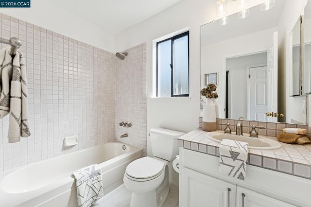 6317 Ridgemont Dr, Oakland, CA 94619