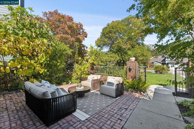 6317 Ridgemont Dr, Oakland, CA 94619