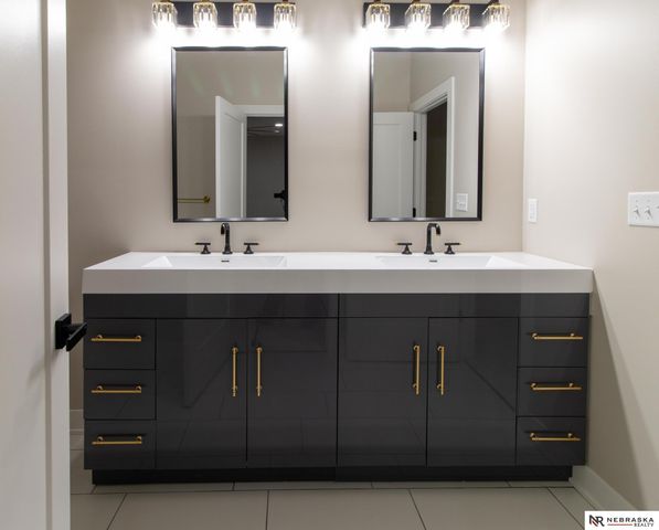 7769 S 94th Bay, Lincoln, NE 68526