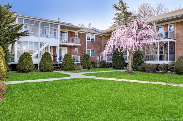 104 Bon Aire Circle W 8L, Suffern, NY 10901