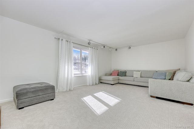104 Bon Aire Circle W 8L, Suffern, NY 10901