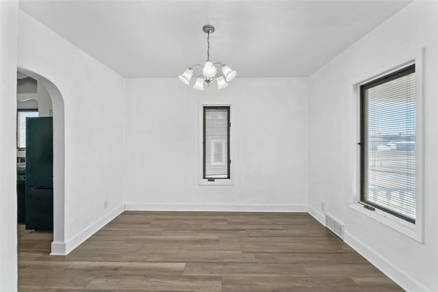 810 N 7th Avenue W, Newton, IA 50208