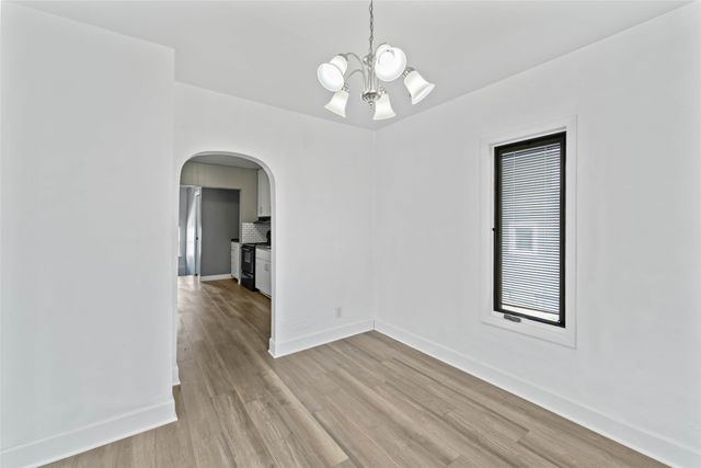 810 N 7th Avenue W, Newton, IA 50208