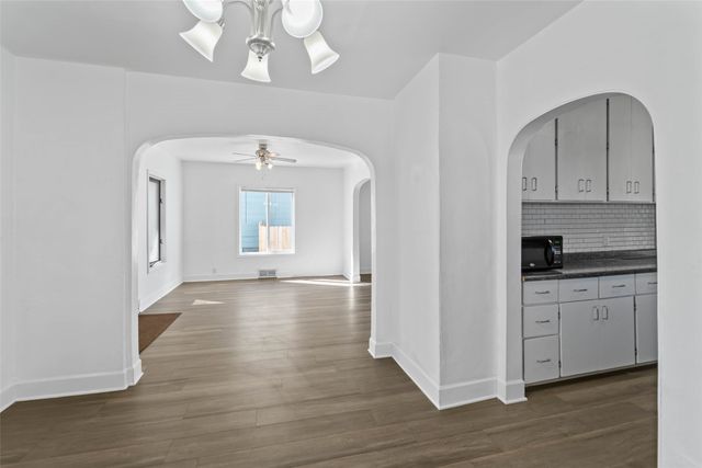 810 N 7th Avenue W, Newton, IA 50208