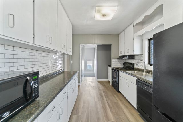 810 N 7th Avenue W, Newton, IA 50208