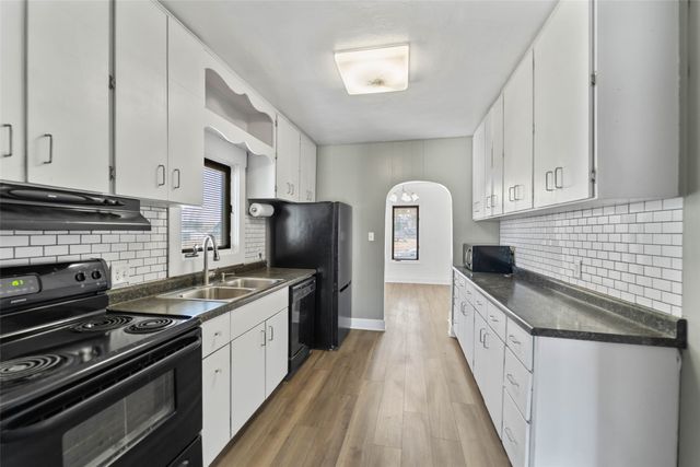 810 N 7th Avenue W, Newton, IA 50208