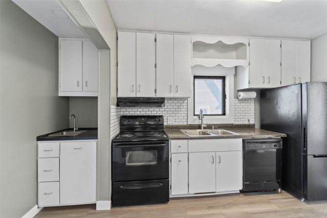 810 N 7th Avenue W, Newton, IA 50208