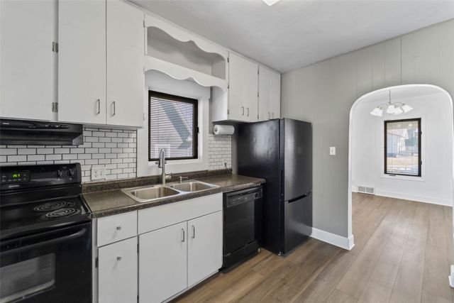 810 N 7th Avenue W, Newton, IA 50208