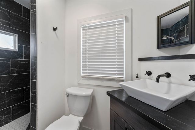 810 N 7th Avenue W, Newton, IA 50208