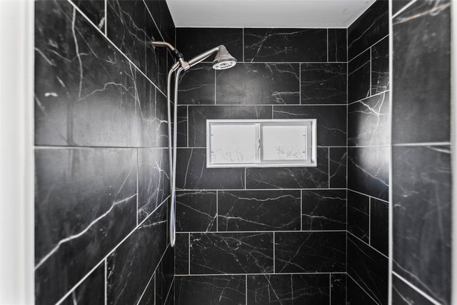 810 N 7th Avenue W, Newton, IA 50208