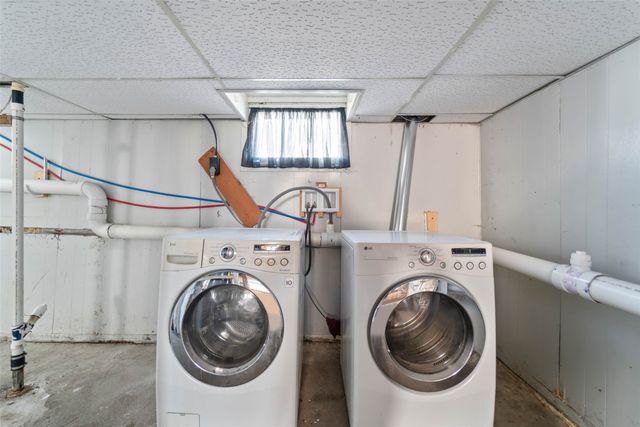 810 N 7th Avenue W, Newton, IA 50208