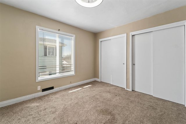 810 N 7th Avenue W, Newton, IA 50208