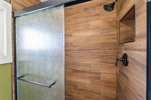 810 N 7th Avenue W, Newton, IA 50208