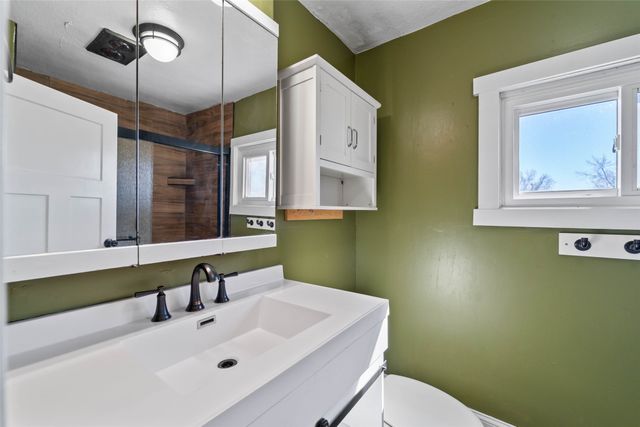 810 N 7th Avenue W, Newton, IA 50208