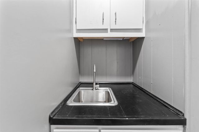 810 N 7th Avenue W, Newton, IA 50208