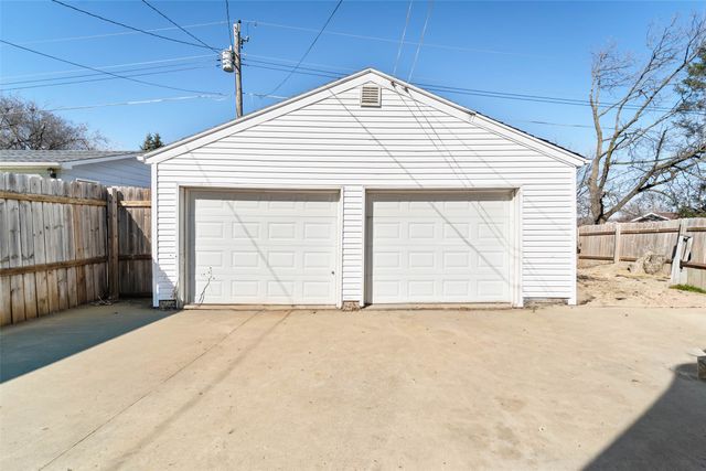 810 N 7th Avenue W, Newton, IA 50208