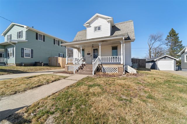 810 N 7th Avenue W, Newton, IA 50208