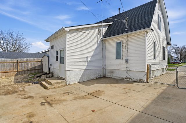 810 N 7th Avenue W, Newton, IA 50208