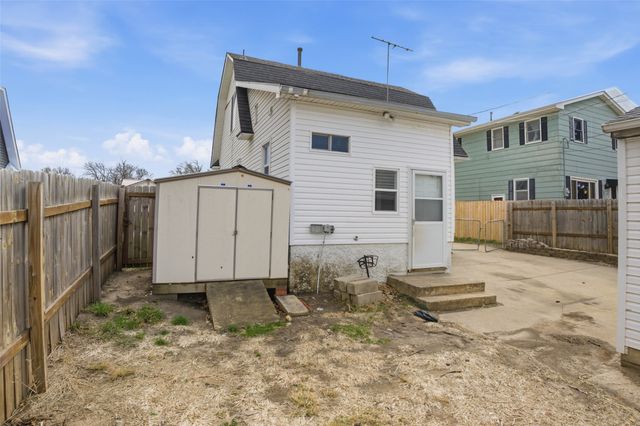 810 N 7th Avenue W, Newton, IA 50208