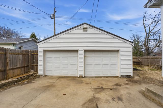 810 N 7th Avenue W, Newton, IA 50208