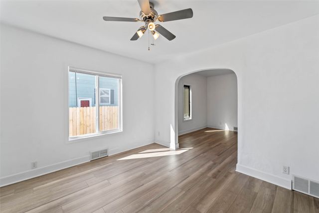 810 N 7th Avenue W, Newton, IA 50208