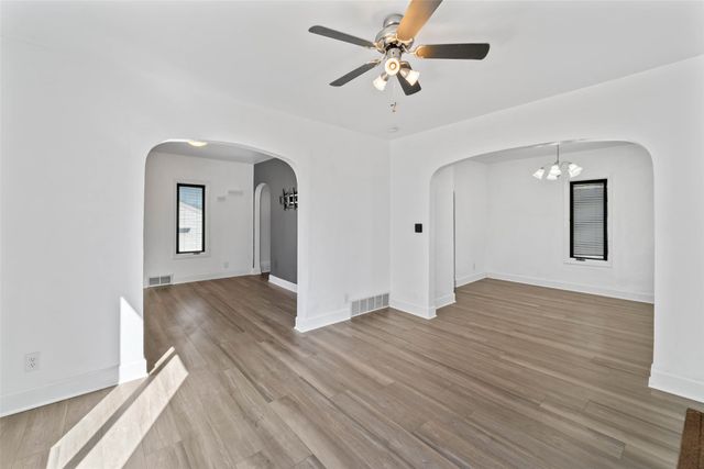 810 N 7th Avenue W, Newton, IA 50208