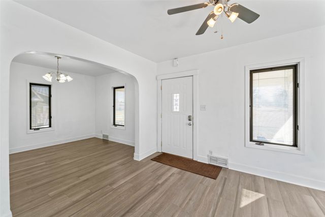 810 N 7th Avenue W, Newton, IA 50208