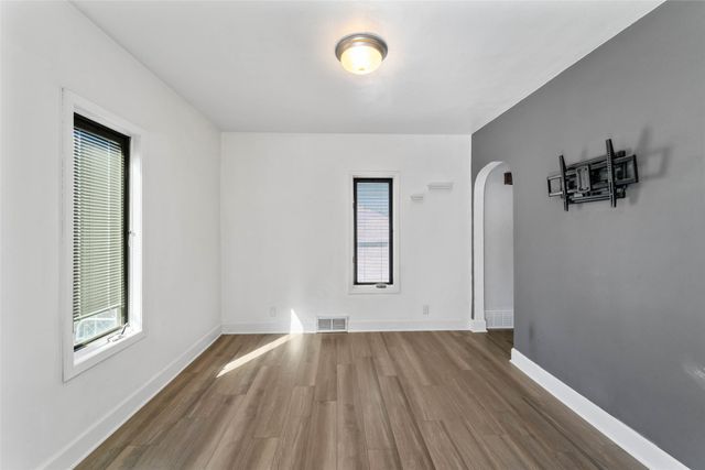 810 N 7th Avenue W, Newton, IA 50208