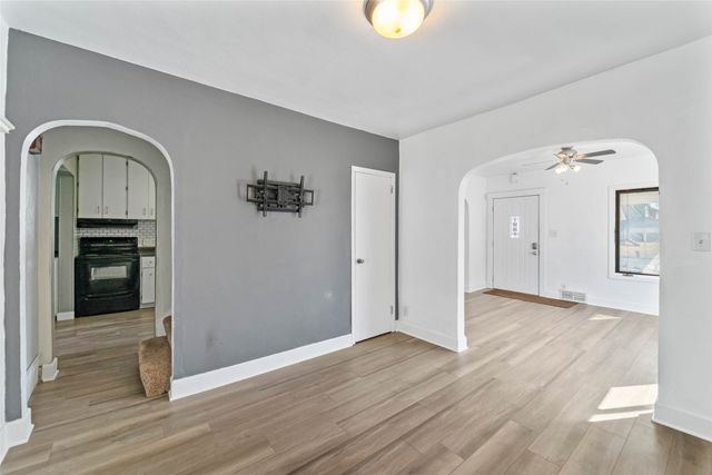 810 N 7th Avenue W, Newton, IA 50208