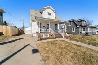 810 N 7th Avenue W, Newton, IA 50208